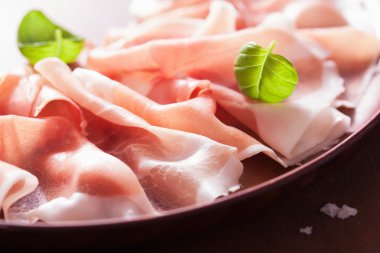 Prosciutto jambonu dilimlenmiş