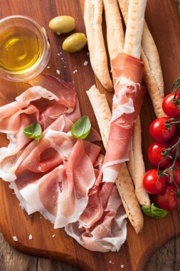 İtalyan prosciutto jambonu grisini ekmek domates zeytinyağı yapışıyor