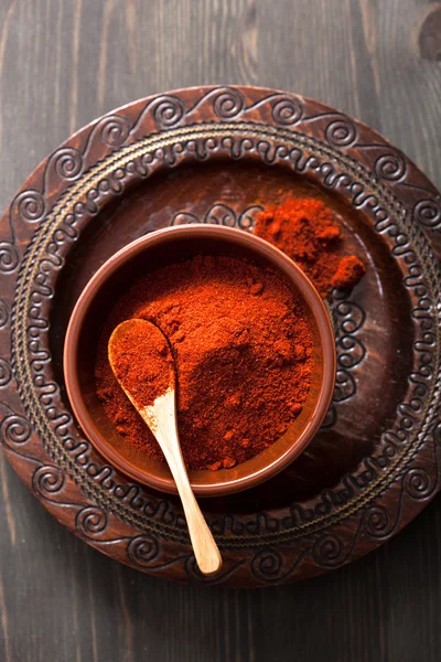 Červená paprika prášek koření v misce — Stock fotografie