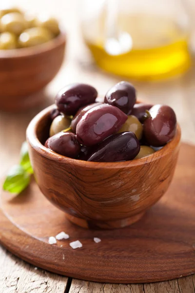 Schwarze und grün marinierte Oliven in Schüssel — Stockfoto