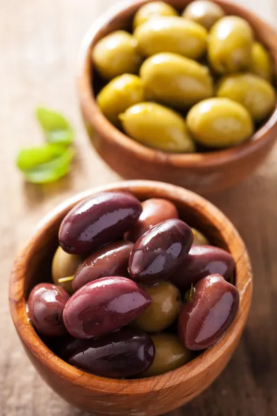 Чорно-зелені мариновані оливки в мисці — стокове фото