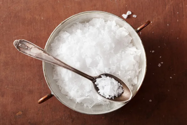 Mořská sůl v vinobraní miska a lžíce — Stock fotografie