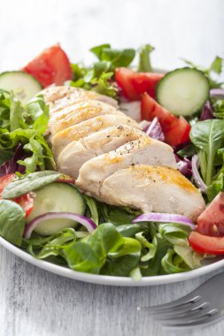Tavuklu salata domates ve salatalık ile