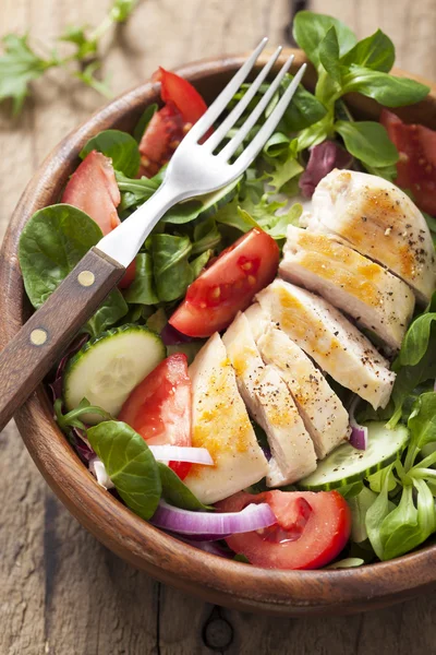 Salada de frango com tomates e pepino — Fotografia de Stock