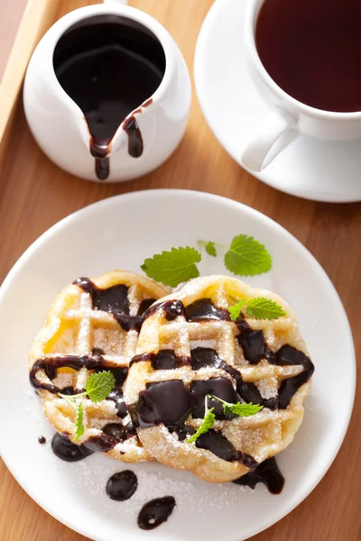 Belgische Waffeln mit Schokolade und Puderzucker zum Frühstück — Stockfoto