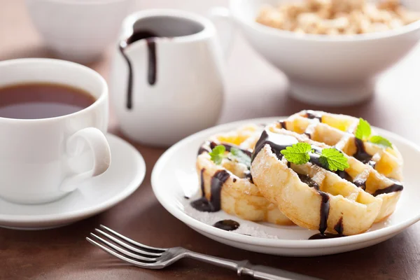 Belgische Waffeln mit Schokolade und Puderzucker zum Frühstück — Stockfoto