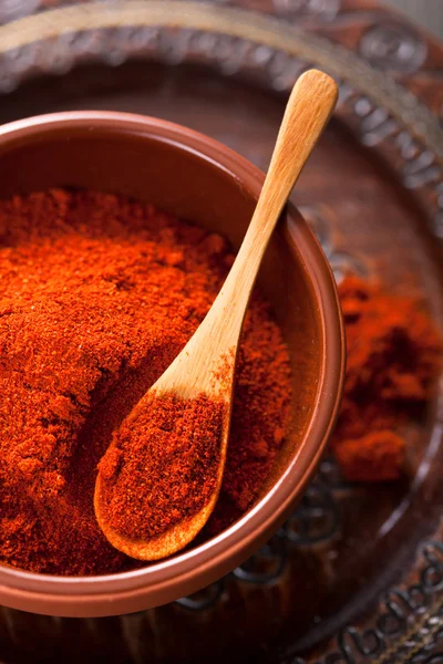 Červená mletá paprika koření v misce — Stock fotografie