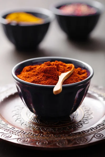 Kryddor i skålar: curry rosa och svart peppar paprika pulver — Stockfoto