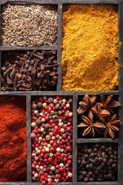 Spices in box pink and black pepper, paprika powder, curry, bay — Stock Photo, Image
