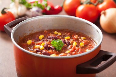 Meksikalı chili con carne kırmızı rustik tencerede malzemeler ile