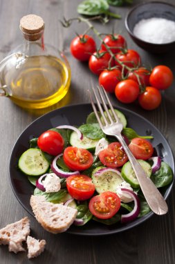 salata domates salatalık ve keçi peyniri