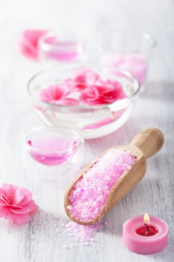 Pembe çiçek tuz ve uçucu yağ spa için