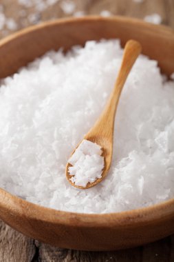 ahşap kase ve kaşığı deniz tuzu