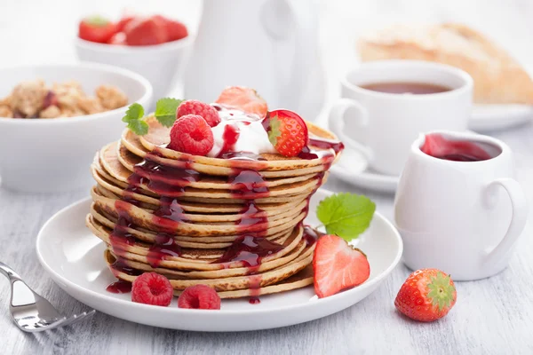 Pfannkuchen mit Beeren und Marmelade — Stockfoto