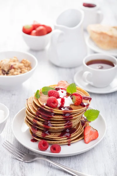 Pfannkuchen mit Beeren und Marmelade zum Frühstück — Stockfoto