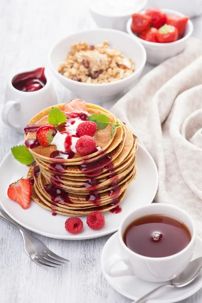 Pfannkuchen mit Beeren und Marmelade zum Frühstück — Stockfoto