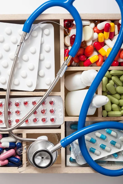 Medyczne tabletek i ampułek w drewniane pudełko — Zdjęcie stockowe