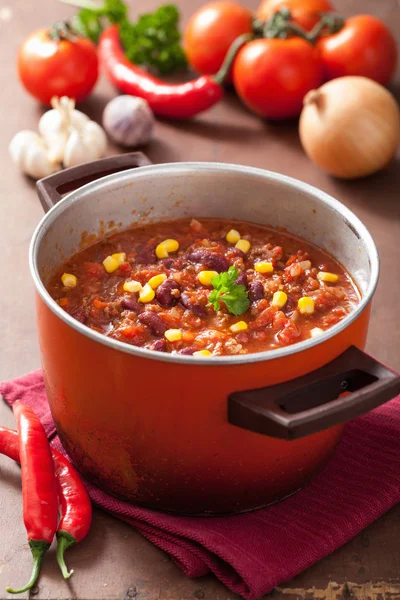 Chili con carne mexicana em panela rústica vermelha com ingredientes — Fotografia de Stock