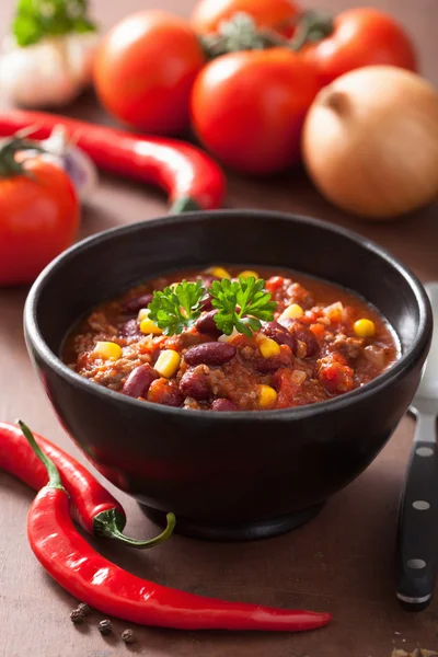 Mexikanische Chili con Carne in schwarzem Teller mit Zutaten — Stockfoto