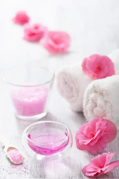 Spa set with begonia flowers and essential oil — Stock Photo, Image