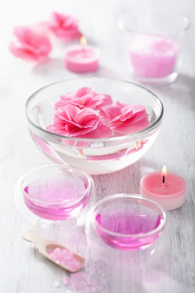 ピンクの花塩とスパのためのエッセンシャル オイル — ストック写真