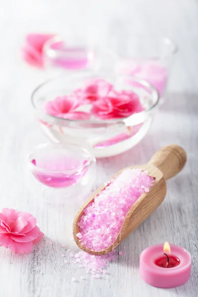 핑크 꽃 소금, 스파에 대 한 에센셜 오일 — 스톡 사진