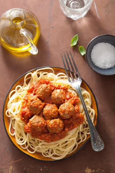 Špagety s masové kuličky v tomatové omáčce — Stock fotografie