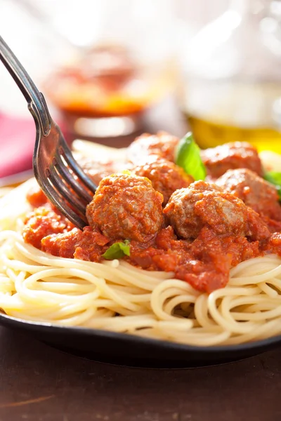 Spaghetti met gehaktballetjes in tomatensaus — Stockfoto