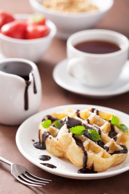 Kahvaltı için Belçika waffle çikolata ve toz şeker