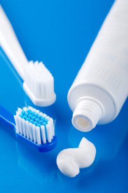 diş fırçası ve mavi üzerine Yapıştır