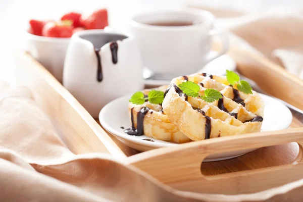 Belgische Waffeln mit Schokolade und Puderzucker zum Frühstück — Stockfoto