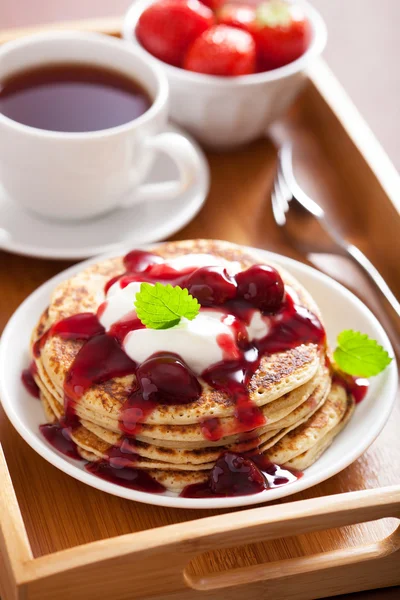 Panquecas com geléia de cereja e creme para o café da manhã — Fotografia de Stock