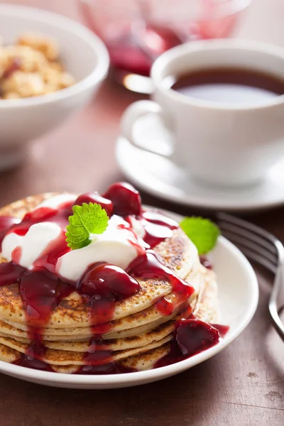 Pancakes with cherry jam and cream for breakfast — Stock Photo, Image