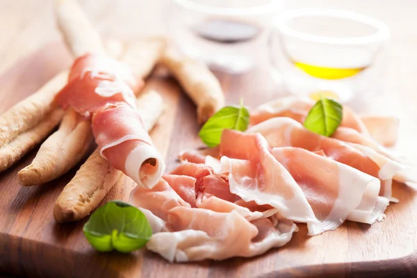 Presunto de parma e paus de pão grissini — Fotografia de Stock