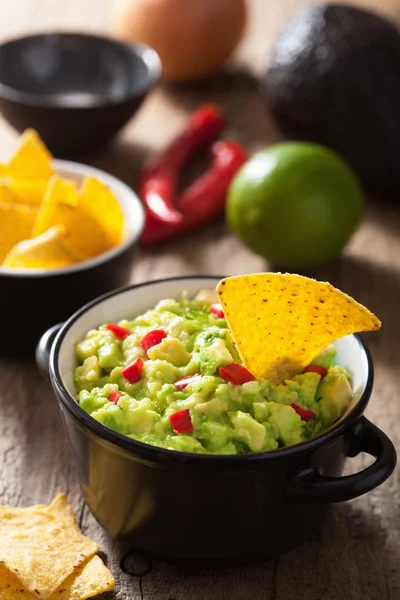 Az avokádó, a mész, a chili és a tortilla chips a guacamole — Stock Fotó