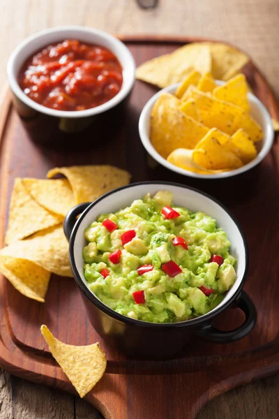 Guacamole avokádó, lime, chili és tortilla chips, salsa — Stock Fotó