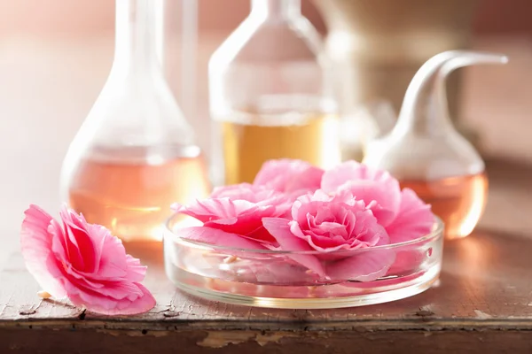 Aromatherapie und Alchemie mit rosa Blüten — Stockfoto