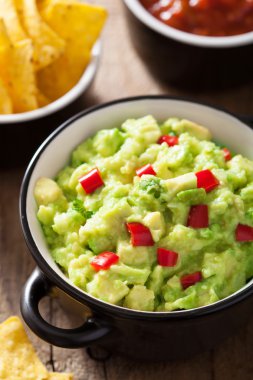 guacamole avokado, kireç, biber ve tortilla cips ile 