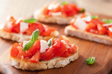 domates, parmesan, zeytinyağı ve sarımsak ile İtalyan bruschetta