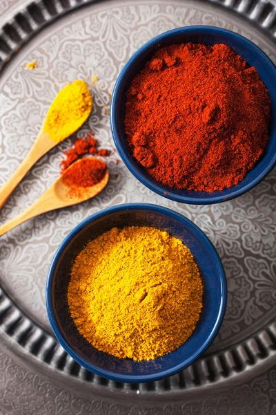 Kryddor i skålar: curry och paprika pulver — Stockfoto