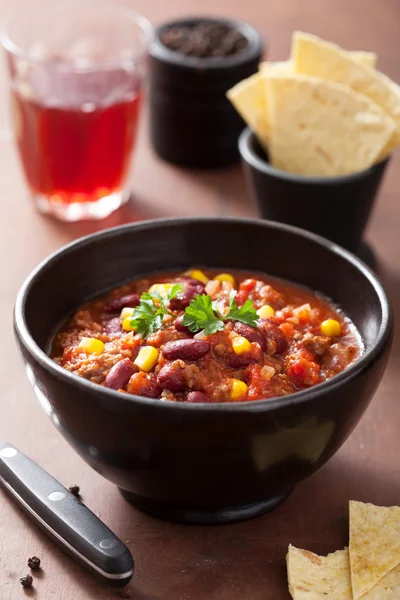 Mexikanska chili con carne i svart skål — Stockfoto