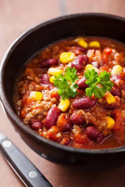 Mexikanska chili con carne i svart skål — Stockfoto