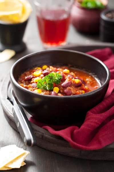 Mexican chili con carne in black bowl — Stock Photo, Image