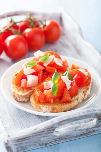 Włoski bruschetta z pomidorami, parmezan, czosnku i oliwy z oliwek — Zdjęcie stockowe