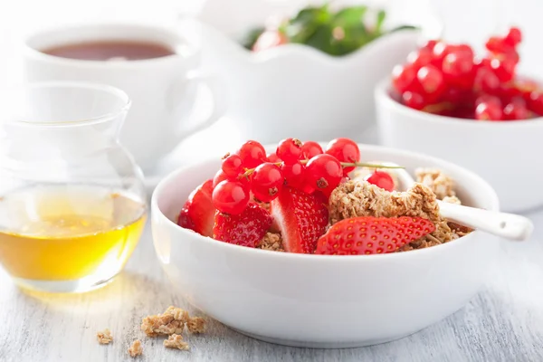 Café da manhã saudável com granola e morango — Fotografia de Stock