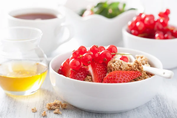 Granola ve çilek ile sağlıklı bir kahvaltı — Stok fotoğraf