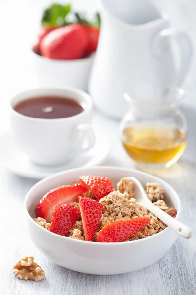 Café da manhã saudável com granola e morango — Fotografia de Stock