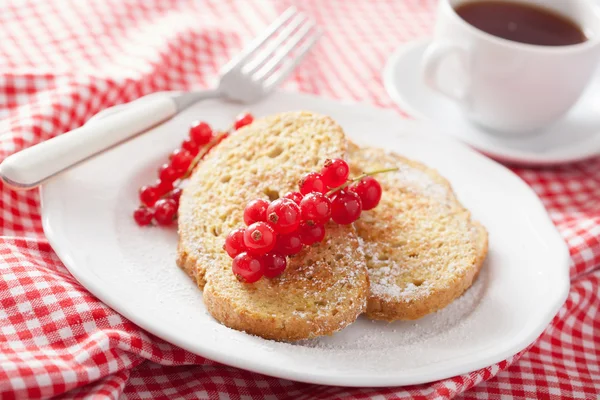Francouzský toast s červený rybíz a prášek cukru k snídani — Stock fotografie