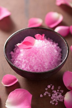 spa için tuz ve gül yaprakları çiçek
