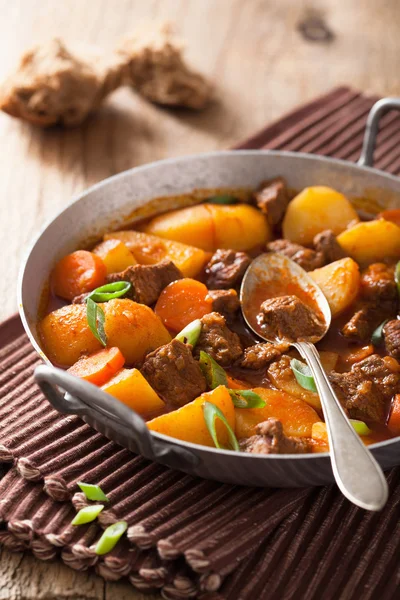 Ensopado de vaca com batata e cenoura — Fotografia de Stock